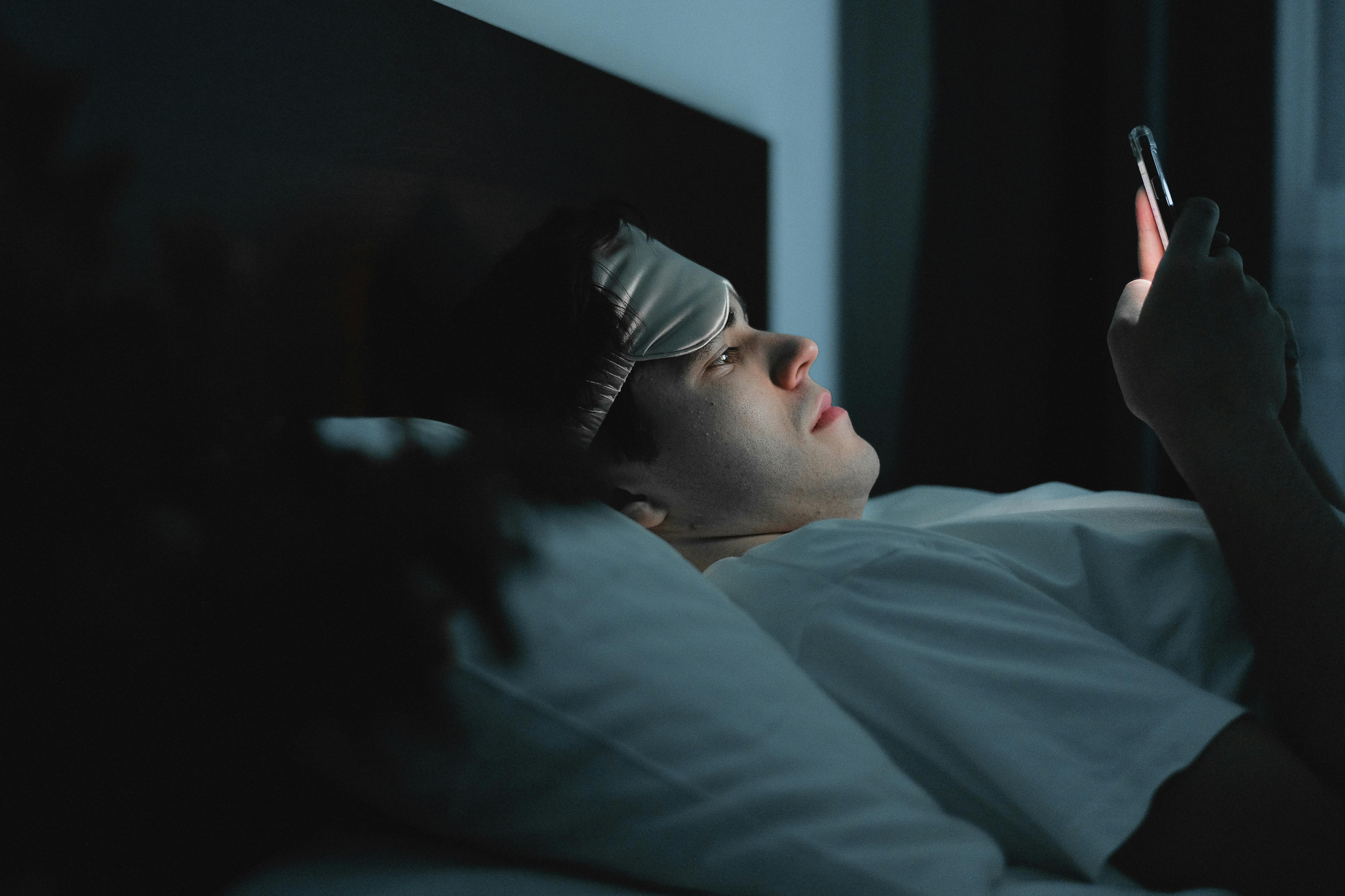 Bărbat treaz noaptea — probleme de prostată